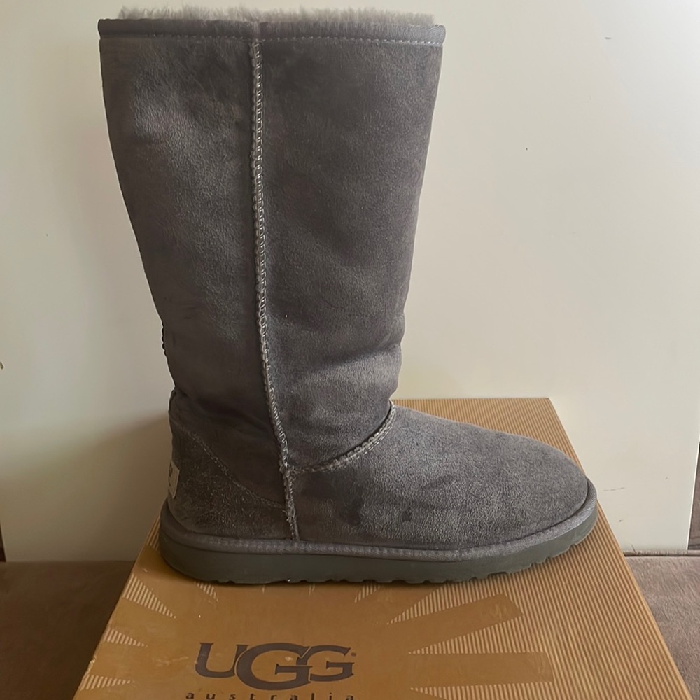 Like New UGG Classic Tall Boot Kids Size 5 = Womens Size 7, Grey Suede Sheeps…